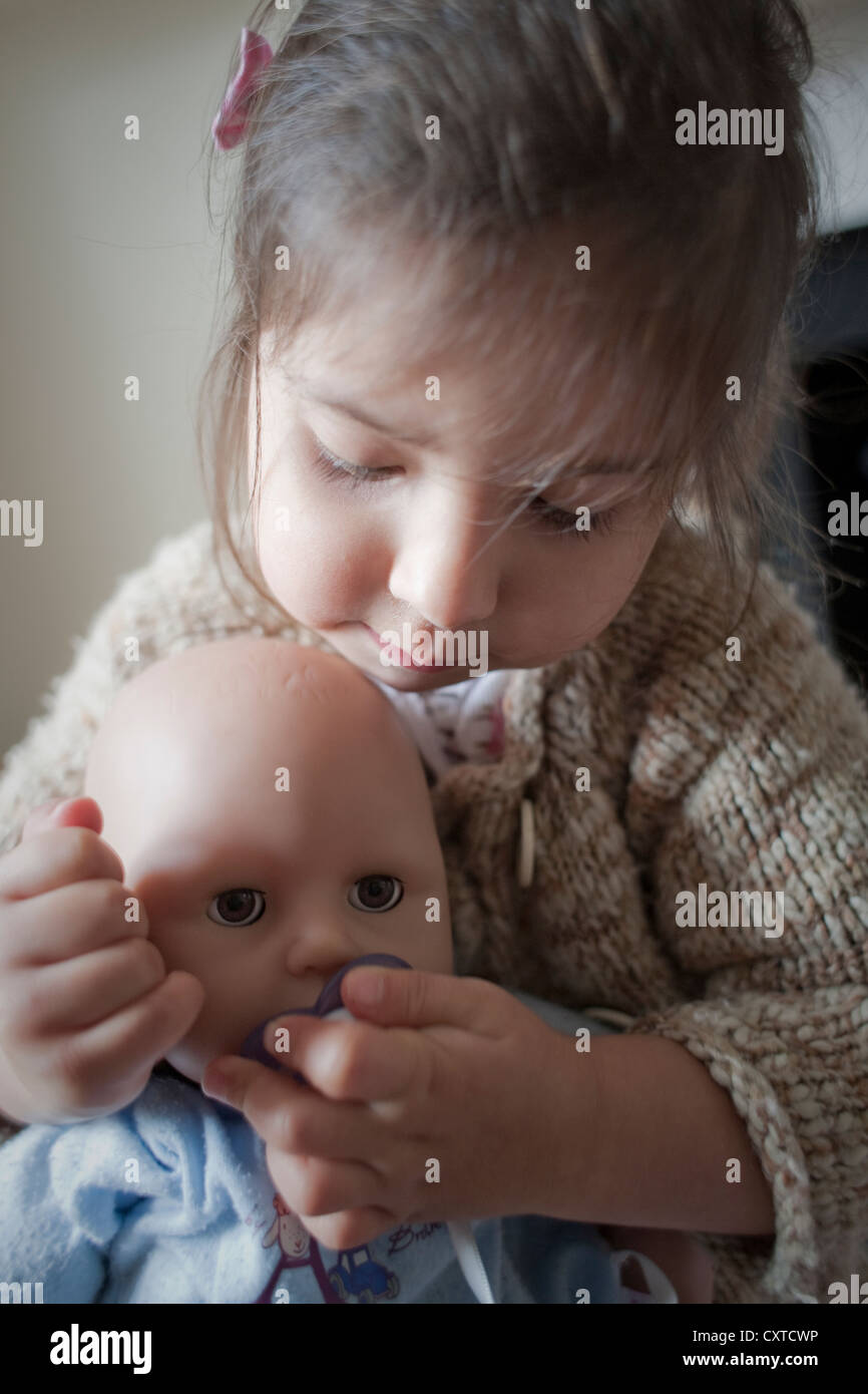 Junges Mädchen mit Puppe spielt Nahaufnahme Stockfoto