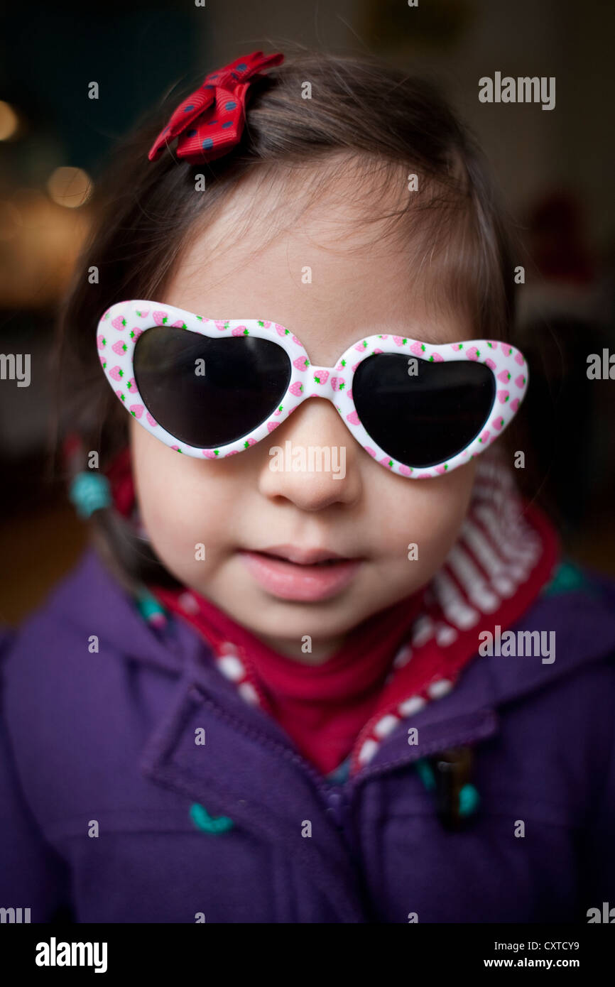 Porträt des jungen Mädchens herzförmige Sonnenbrille Stockfoto