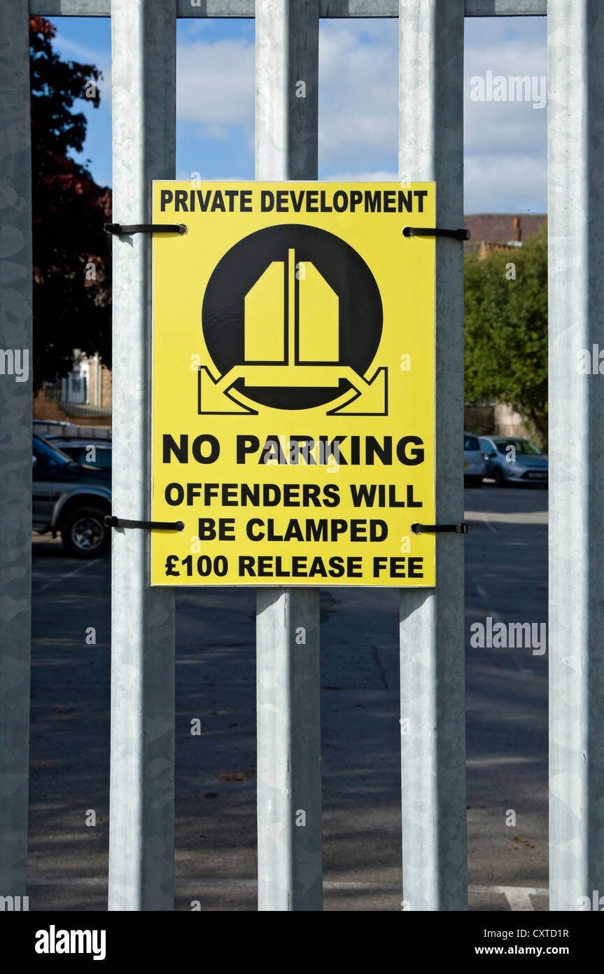 Nahaufnahme von Keine Parkplätze auf privaten Immobilien Entwicklung Warnschild Täter werden eingeklemmt Freigabegebühr England Großbritannien GB Großbritannien Stockfoto