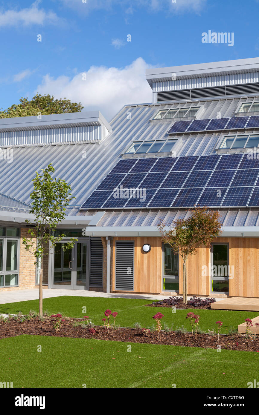 Innenhof des neuen Build-Grundschule mit Sonnenkollektoren bei Sonnenschein. Stockfoto