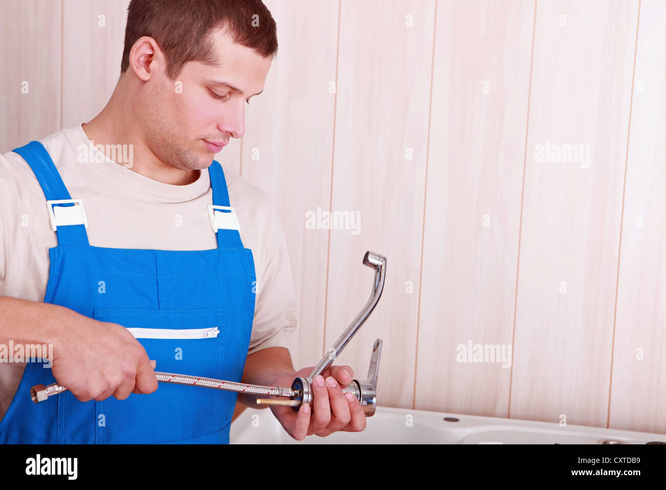 Klempner passend ein Antippen einer Küchenspüle Stockfoto