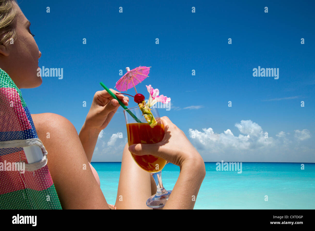 Frau mit tropischen Drink am Strand Stockfoto