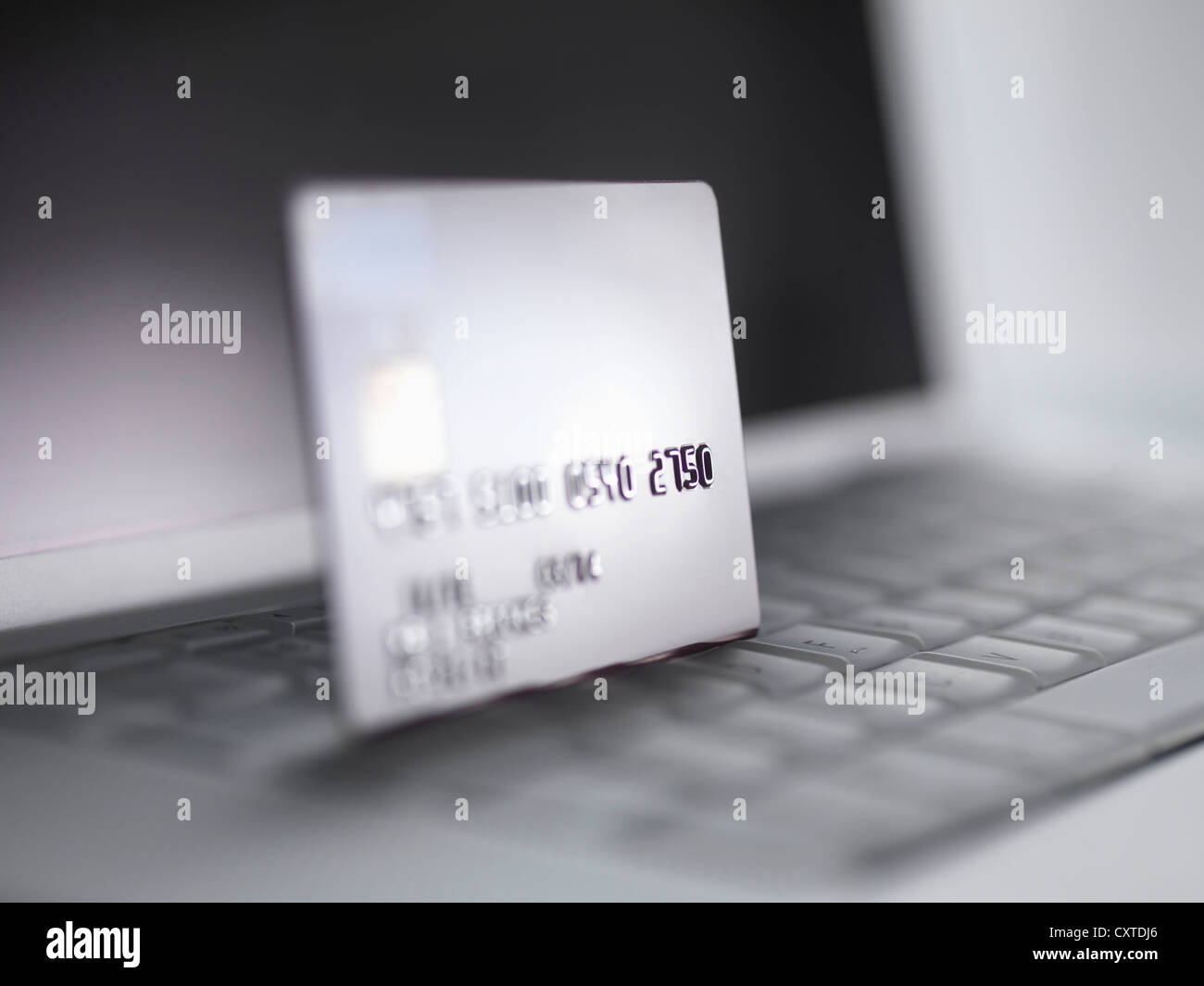Nahaufnahme von Kreditkarte auf Tastatur Stockfoto