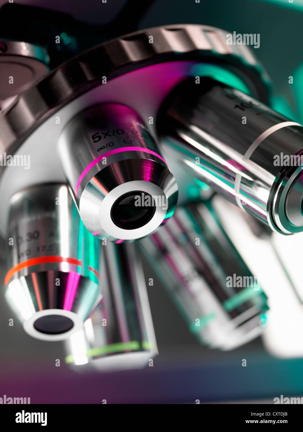 Nahaufnahme von Mikroskop-Objektive im Labor Stockfoto