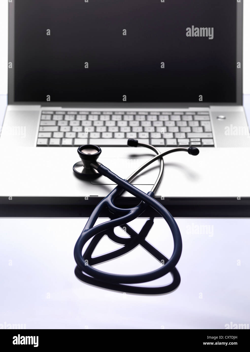 Nahaufnahme von Stethoskop auf laptop Stockfoto
