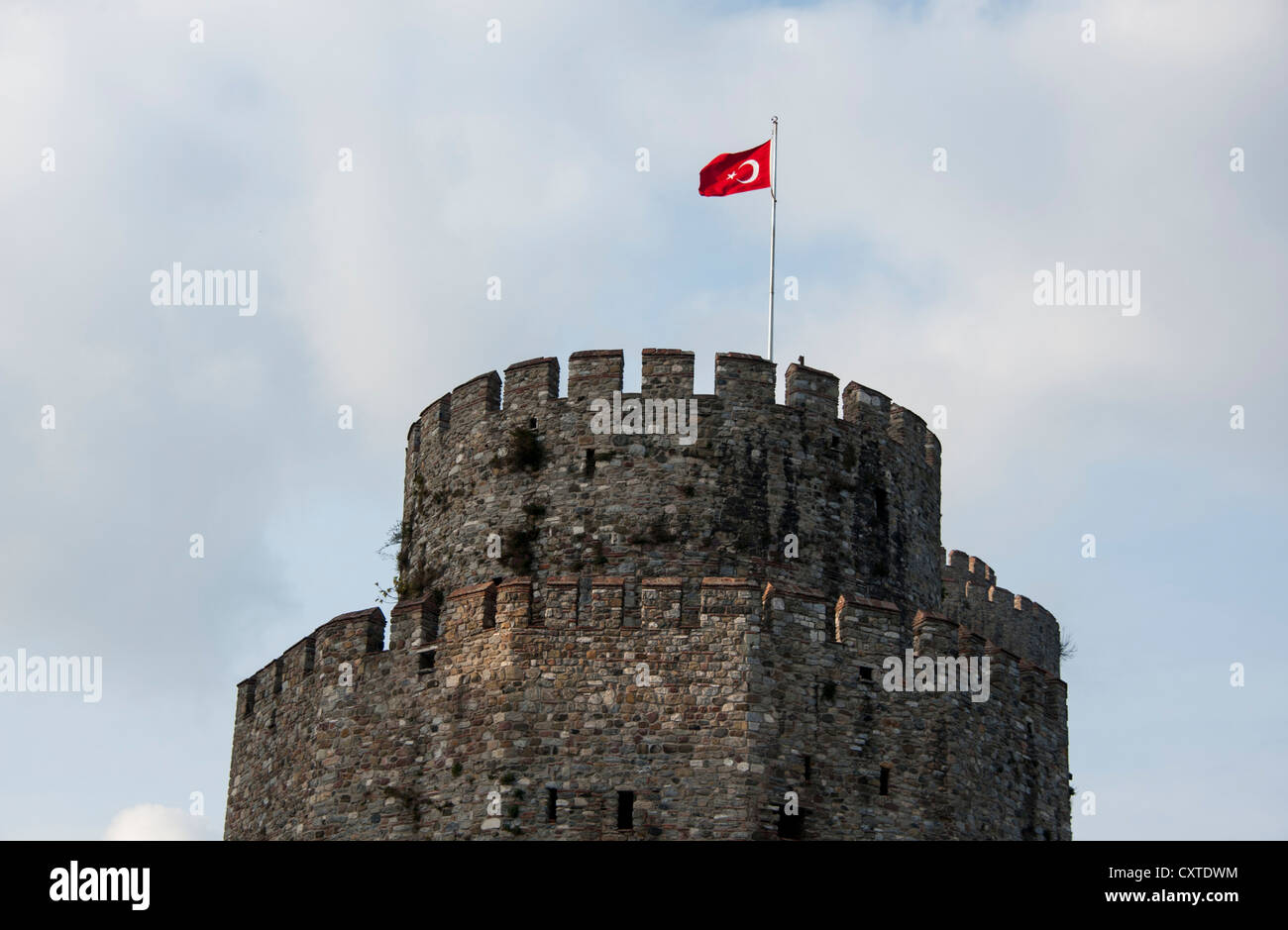 Eine türkische Flagge fliegen aus der Spitze des Turms der Rumeli Festung in der Nähe von Mehmet-Brücke über den Bosporus in Istanbul Stockfoto