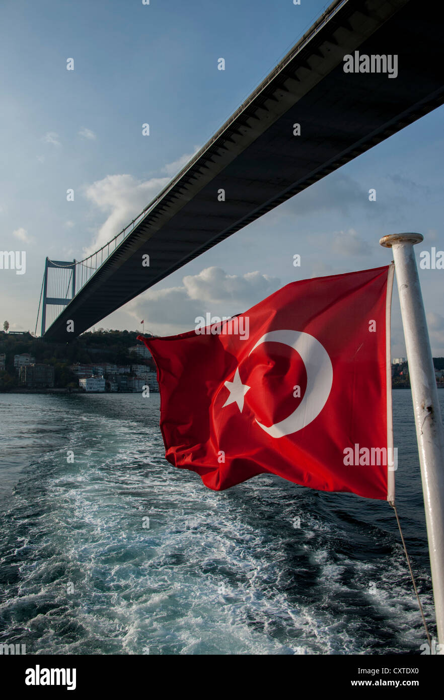 Die türkische Flagge auf einem Kreuzfahrtschiff, vorbei an der Bosporus-Brücke in Istanbul Türkei Stockfoto