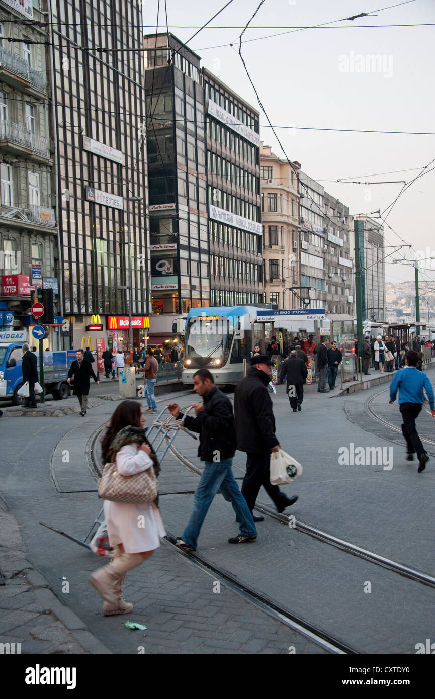 Die T1-Tramlinie Sirkeci Viertel von Istanbul Türkei in den Feierabendverkehr auf der Durchreise Stockfoto