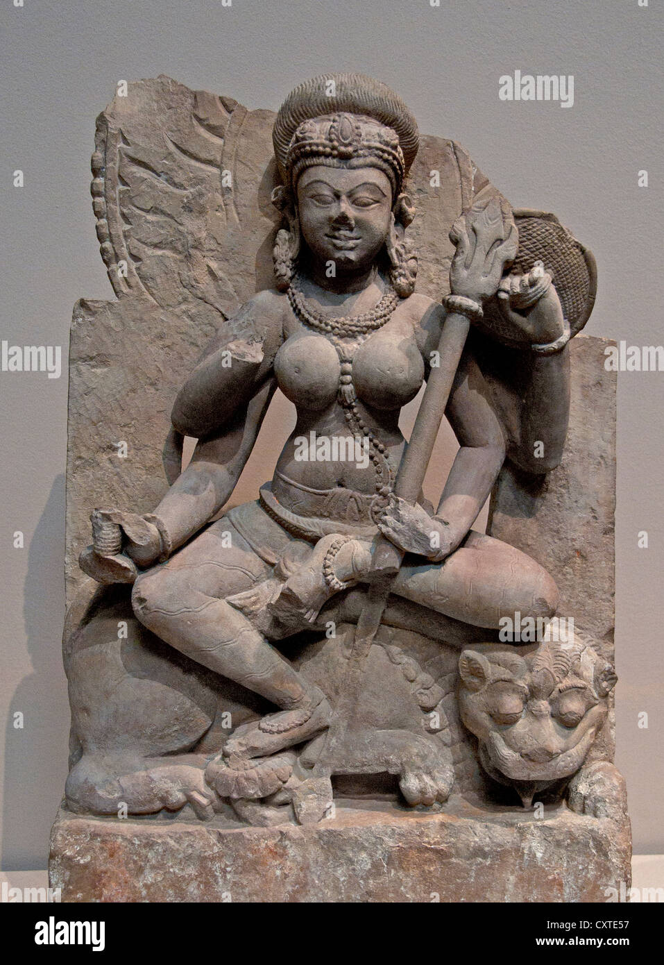 Vierarmige Durga sitzt auf ihrem Löwe-Fahrzeug 9. Jahrhundert Indien Uttar Pradesh 57 cm Stockfoto