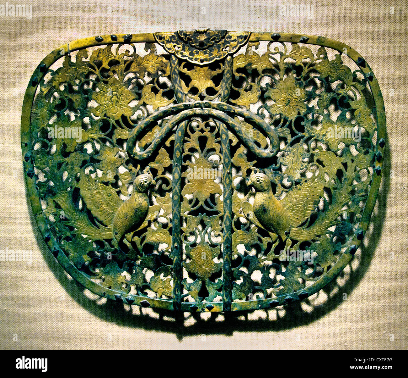 Keman dekorative Anhänger Scheibe Kamakura Periode (1185 – 1333) Japan vergoldete Bronze und Silber 27,9 X 38,7 cm Metallarbeiten Japanisch Stockfoto