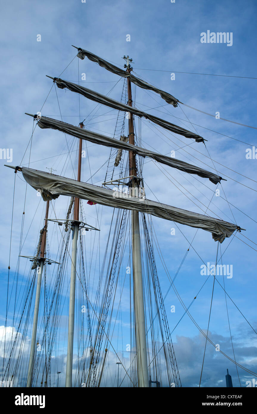 dh Großsegler Schiff TRANSPORT Furled Segelschiff, die Masten Gulden