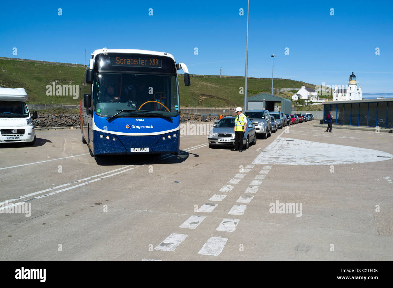 dh SCRABSTER CAITHNESS Stagecoach Bus Ankunft Scrabster Pier für Northlink Fähre Transport Busse schottland Stockfoto