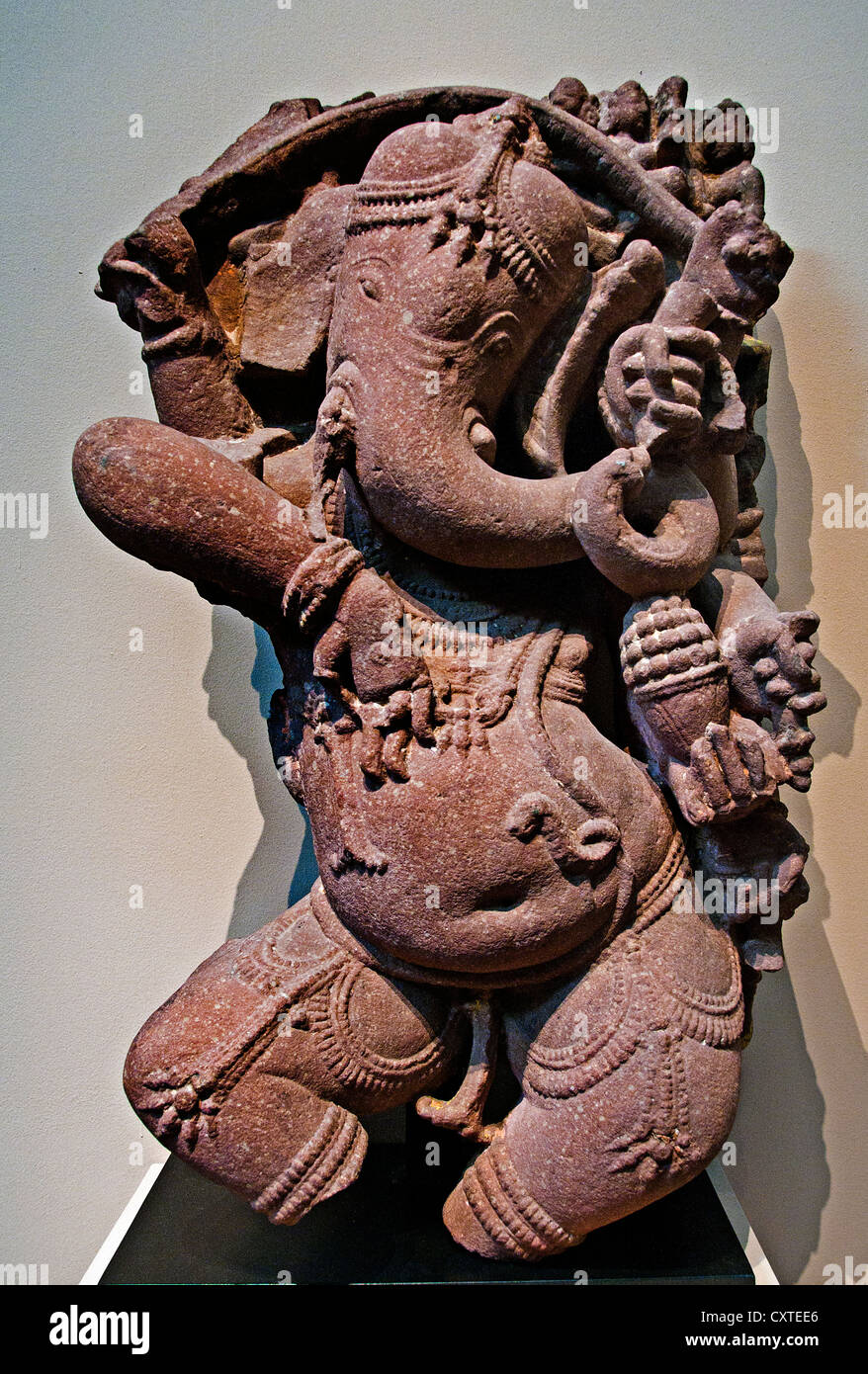 Tanzen Ganesha 10. Jahrhundert Indien Madhya Pradesh Kalacuri fleckige Sandstein 50 cm Stockfoto