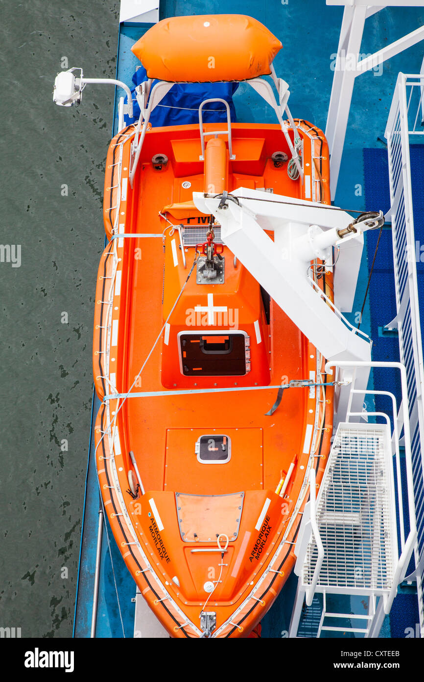 Rettungsboote auf einer Fähre, England Stockfoto