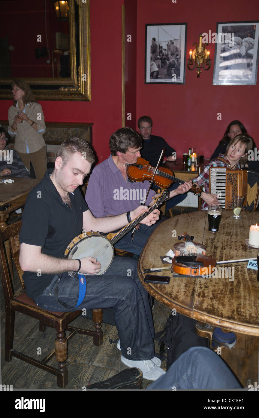 dh INVERNESS INVERNESSSHIRE Scottish Hootananny Inverness Live Music Pub Banjo Violine Akkordeon Musiker Folk-Gruppe spielen Spieler schottland uk Band Stockfoto