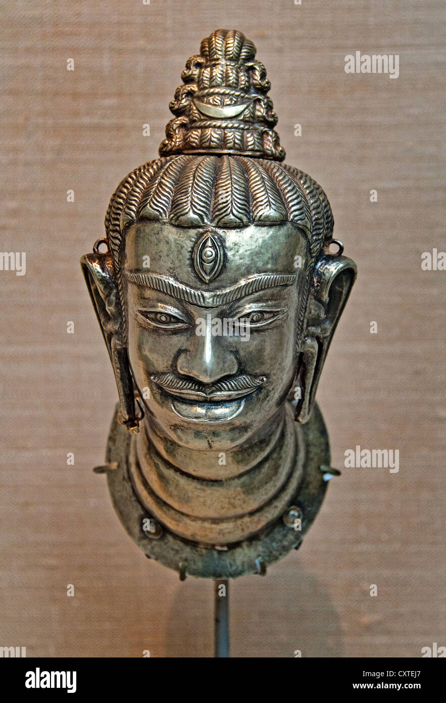 Head of Shiva Lingakosha 9. – 10. Jahrhundert Vietnam Champa Quang Nam Provinz Gold und Silber Repoussé 17 cm Vietnamesisch Stockfoto