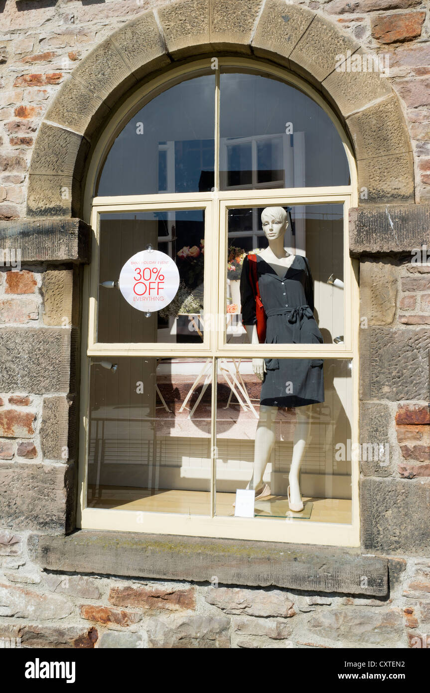 dh Schaufenster SHOPPING UK 30% Rabatt Zeichen Sale Fenster Junge Damen Mode Kleidung Designer-Shop Stockfoto