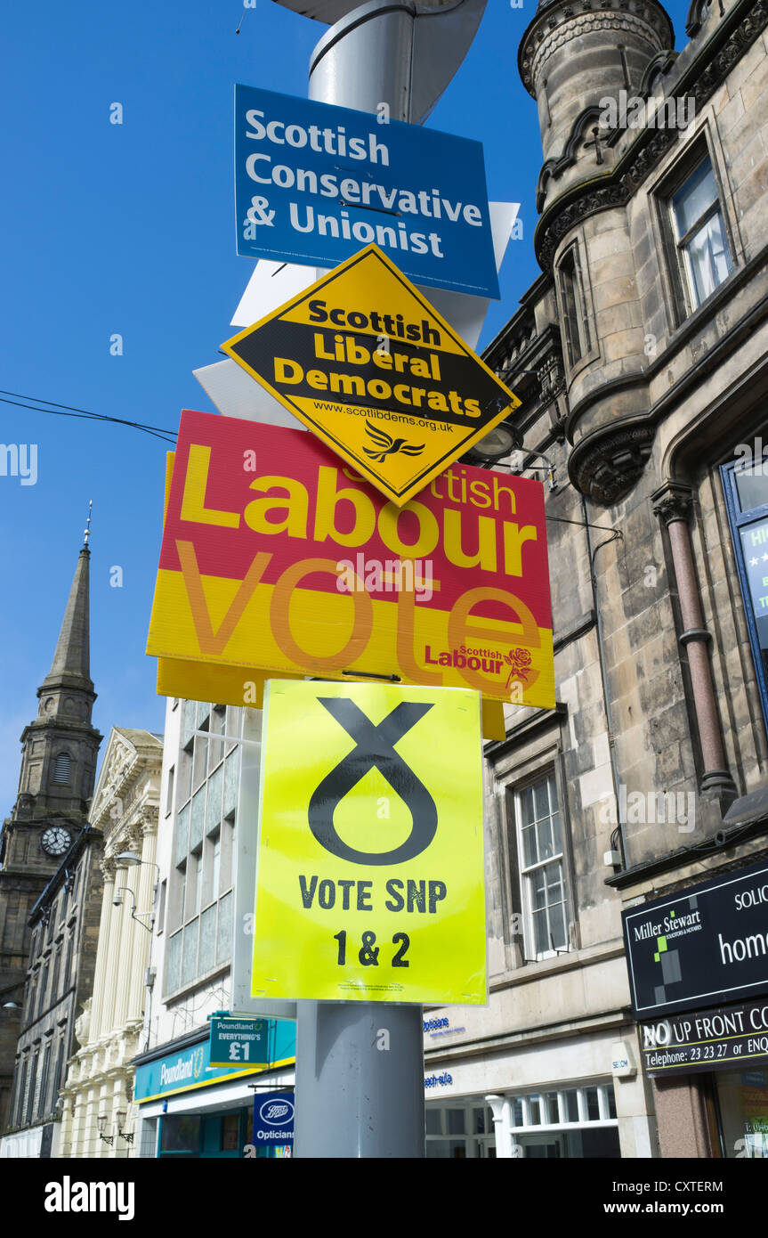 dh Scottish politische Plakate POLITIK UK Konservative Liberal Labour SNP Unterzeichnet britischen Wahlkampf Schottland Partei Logo nationalen Wahlen Stockfoto