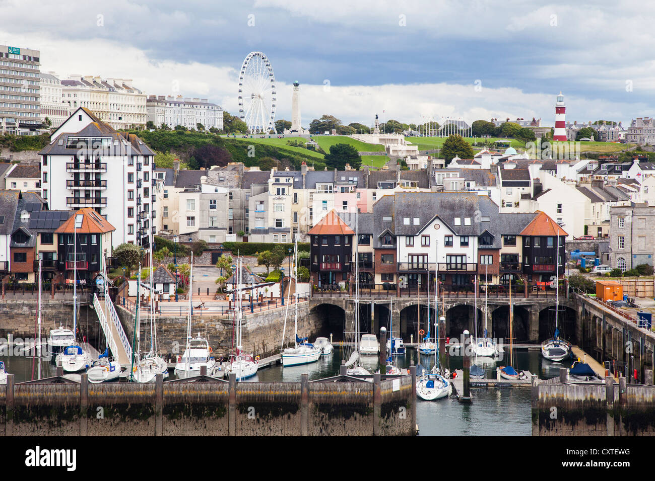 Plymouth Uferpromenade mit Riesenrad und die Smeaton Tower, Plymouth, Devon, England Stockfoto