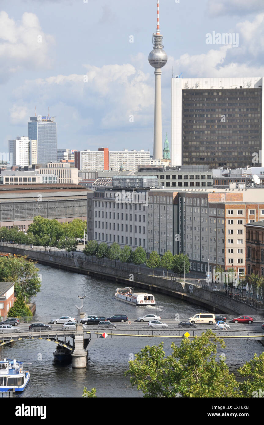 Brücke auf Spree Fluss Fernsehturm Berlin Deutschland Stockfoto