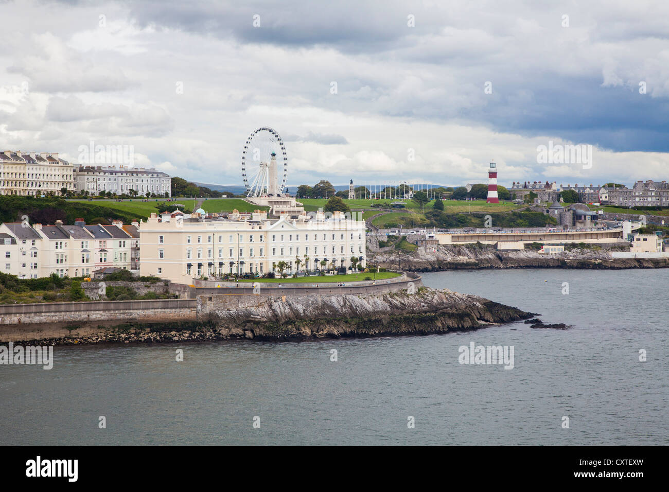 Plymouth Uferpromenade mit Riesenrad und die Smeaton Tower, Plymouth, Devon, England Stockfoto