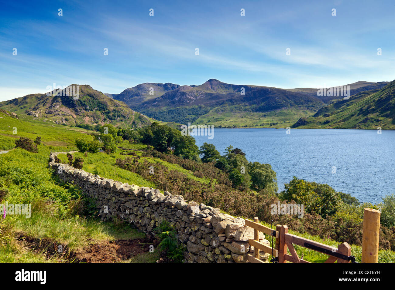 Crummock Wasser mit Rannerdale Knotts, hohen Stile & rot Hecht im Lake District National Park, Cumbria Stockfoto