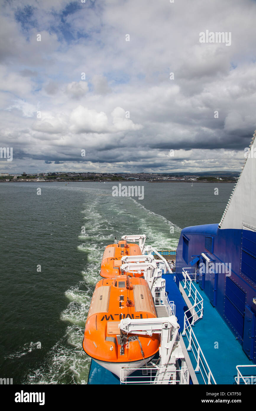 Rettungsboote und Blick nach Plymouth von Brittany Ferries Schiff Armorique Stockfoto