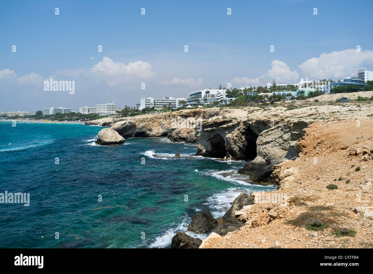 dh AYIA NAPA ZYPERN Meereshöhlen an der felsigen Südküste Zyperns und Hotelhöhlen Stockfoto