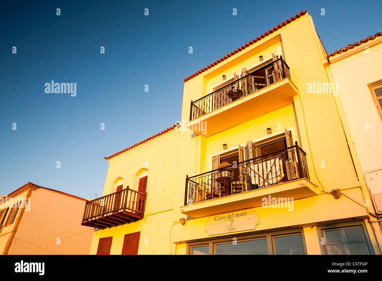 Warm leuchtenden Licht bei Sonnenuntergang am Meer Gebäude in Myrina Lemnos, Griechenland. Stockfoto