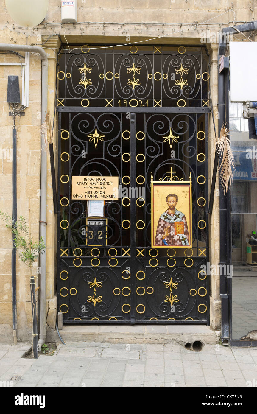 dh NICOSIA ZYPERN Lefkosia Stadthaus Tür mit Ikonenmalerei und Briefkasten griechisch Stockfoto