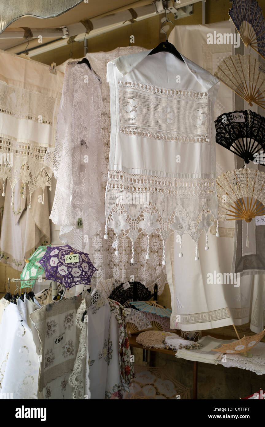 Dh Lefkosia Altstadt Nicosia Zypern in Nikosia lace Shop produzieren auf Anzeige Tuch hand made lacework Handwerk Stockfoto