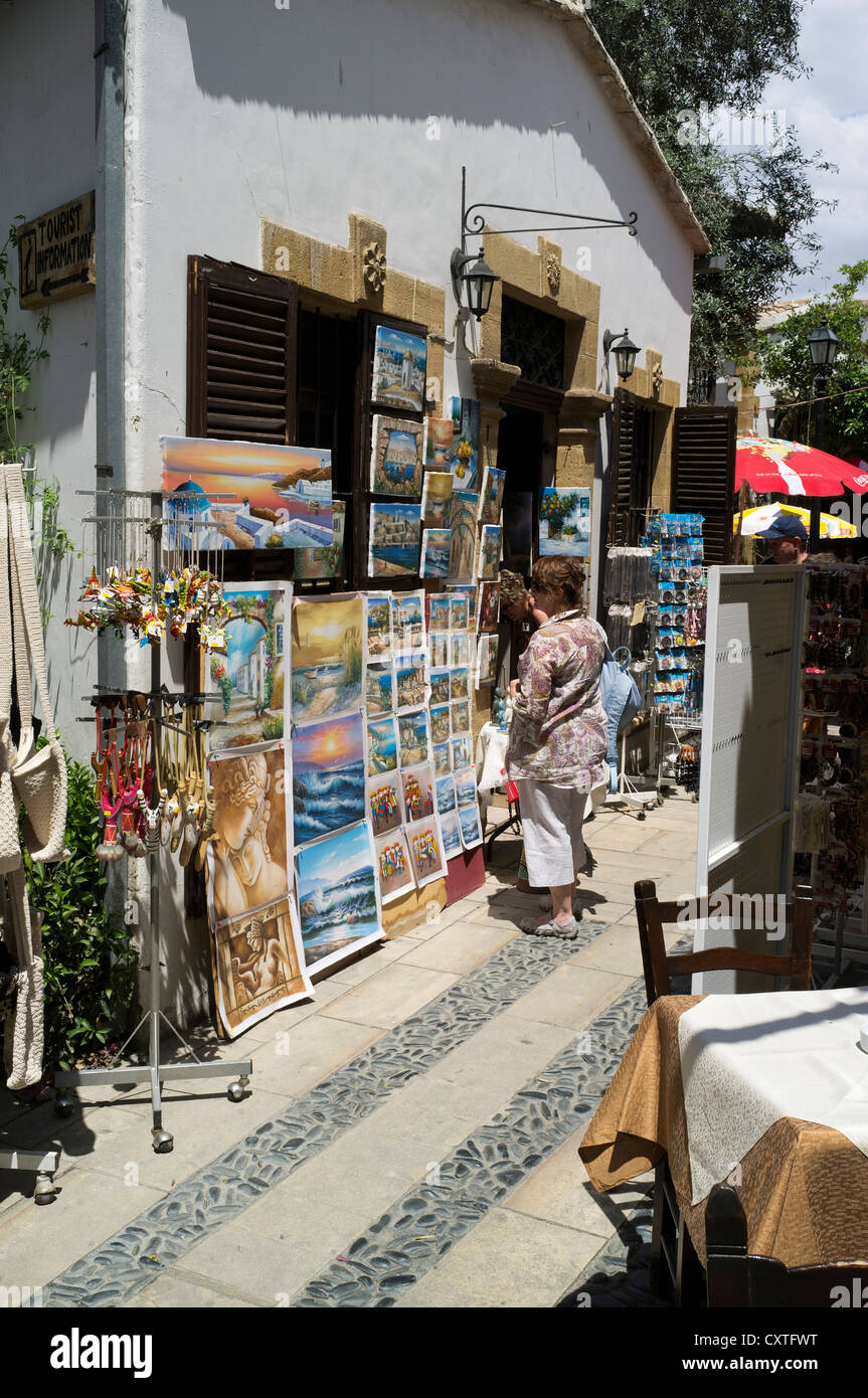 dh NICOSIA ZYPERN Touristen einkaufen lefkosia Altstadt Süden Nicosia Gemälde Handwerk Shop Kunst Stockfoto