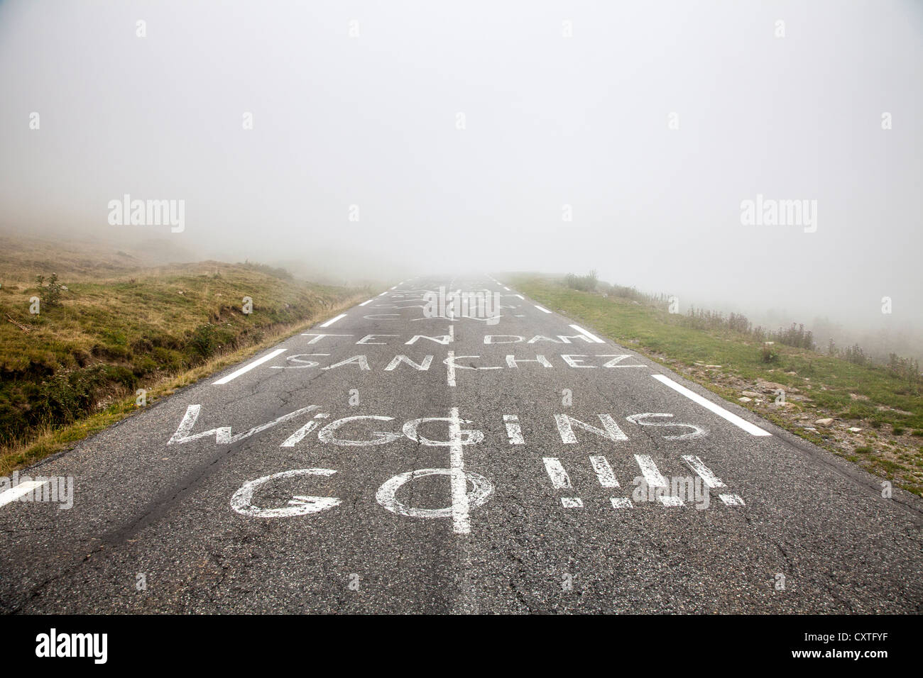 Wiggins gehen auf die Strecke der Tour de France auf der Col du Tourmalet, Haute Pyrenäen, Frankreich gemalt Stockfoto