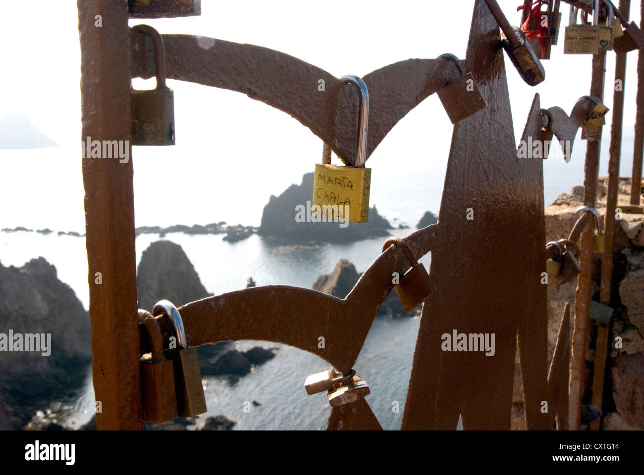 Ewigkeit Vorhängeschlösser auf Geländer mit Blick auf das Mittelmeer Stockfoto
