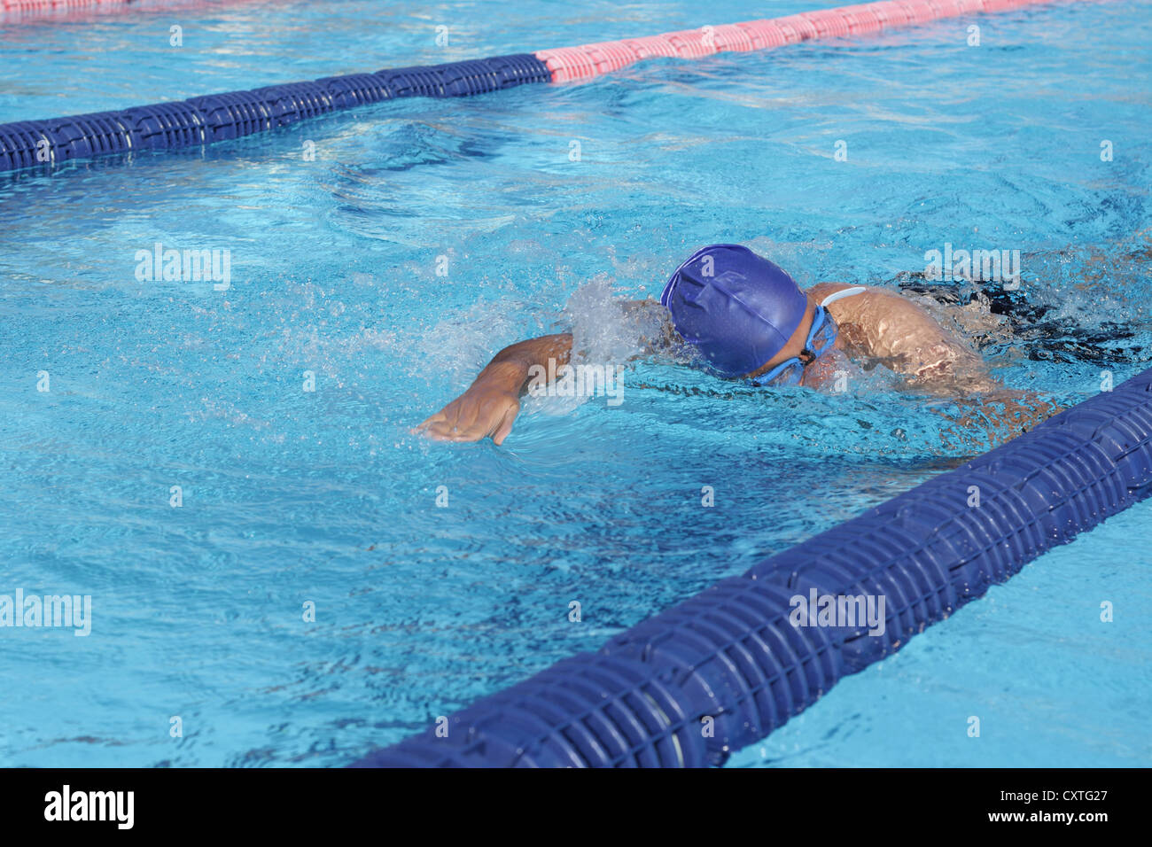 Schwimmer-Kraul Schwimmen im Schwimmbad Stockfoto