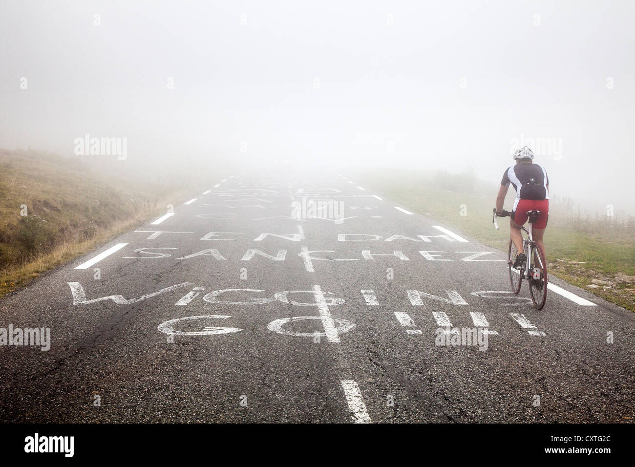 Wiggins gehen auf die Strecke der Tour de France auf der Col du Tourmalet, Haute Pyrenäen, Frankreich gemalt Stockfoto