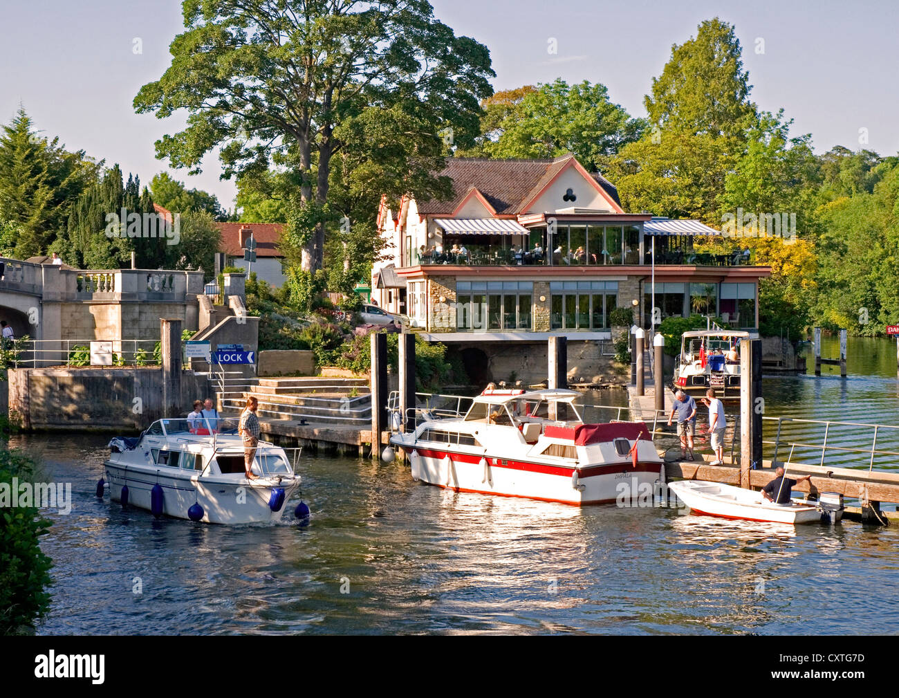 Berks - Maidenhead - Ray Mill Insel und Boulters Lock - Themse - Hochsommer - Urlaub Kreuzfahrt Bootfahren Aktivität. Stockfoto