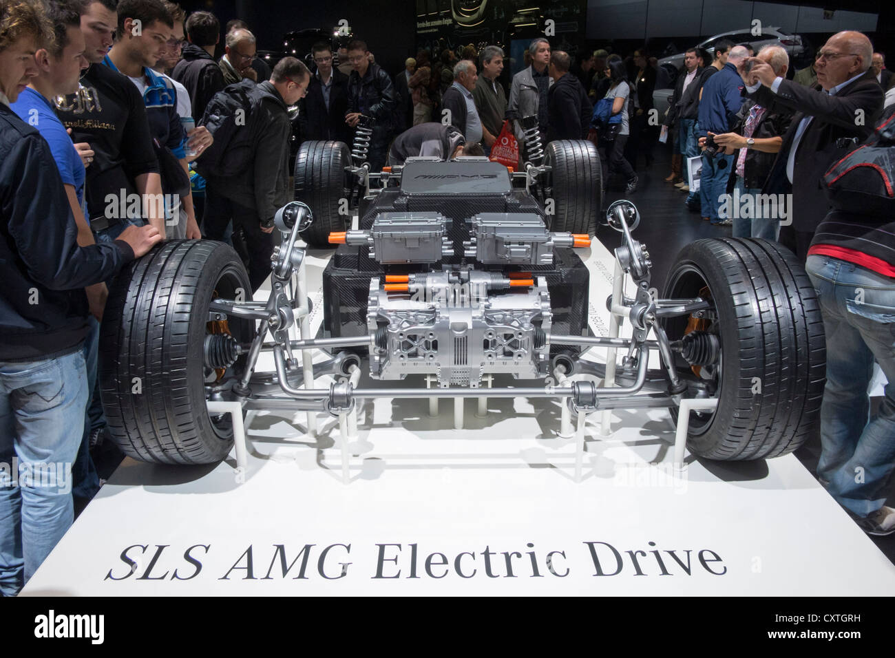 Schnitt von Chassis und Elektromotor des neuen Mercedes Benz SLS AMG Electric Drive Sportwagen auf der Paris Motor Show 2012 Stockfoto