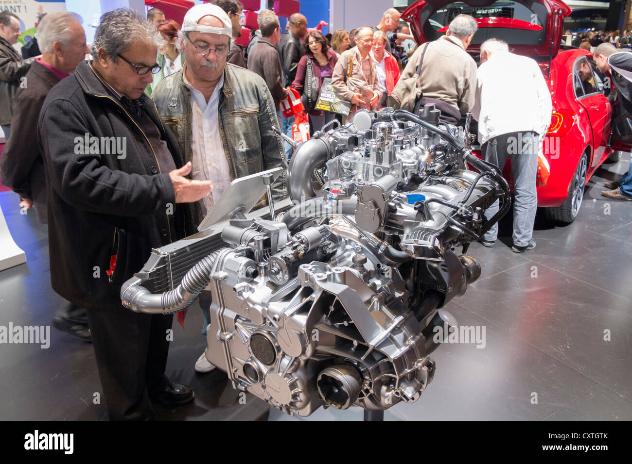 Besucher schauen Sie sich die neuen Benzin-Motor von Mercedes-Benz auf der Paris Motor Show 2012 Stockfoto