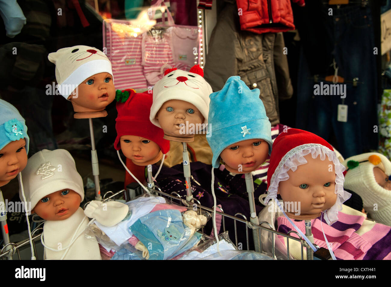 Puppenköpfe anzeigen Baby Mützen Stockfoto