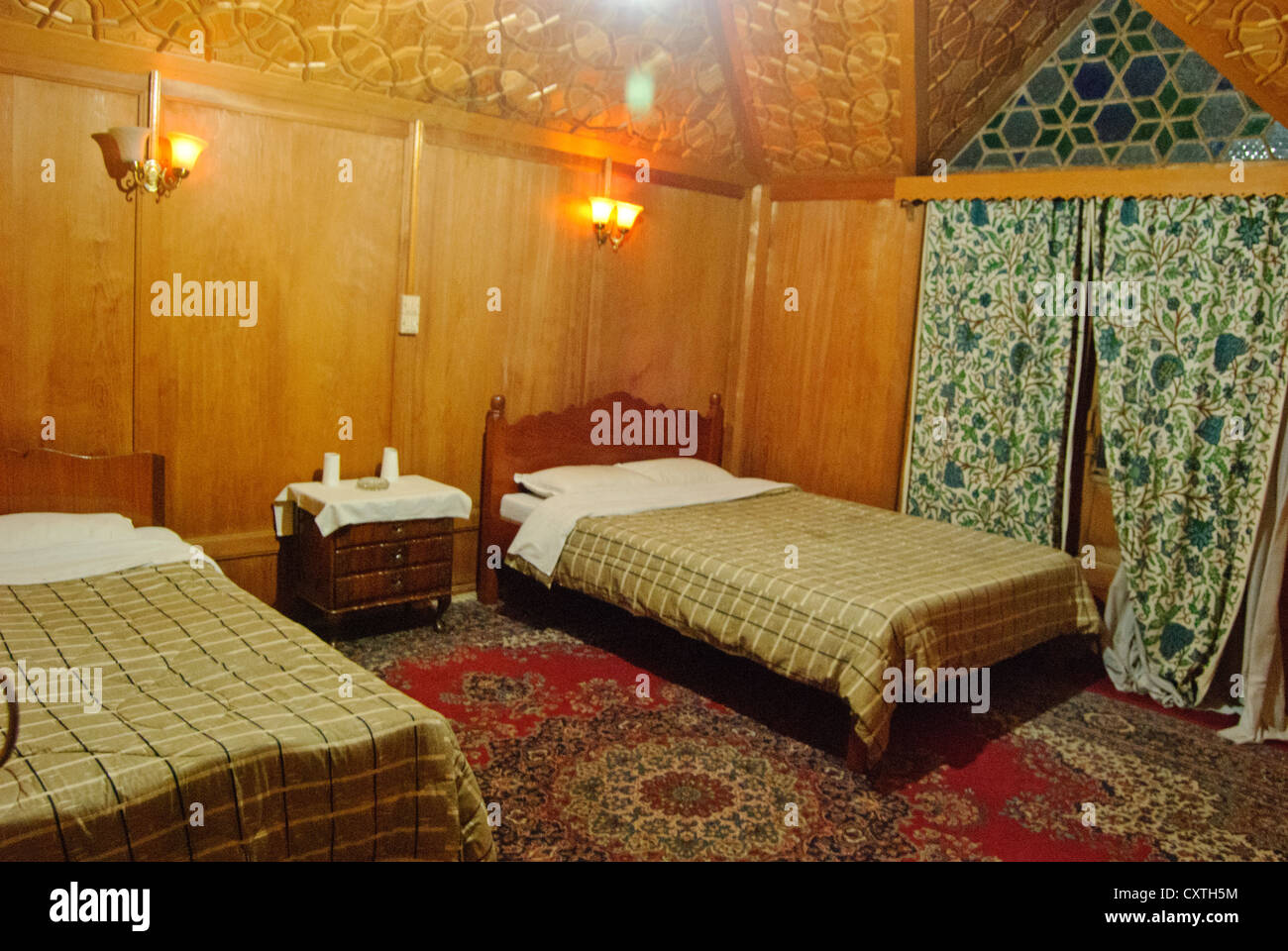 Schlafzimmer in einem hölzernen luxuriöses Hausboot Nagin Lake, Srinagar Stockfoto