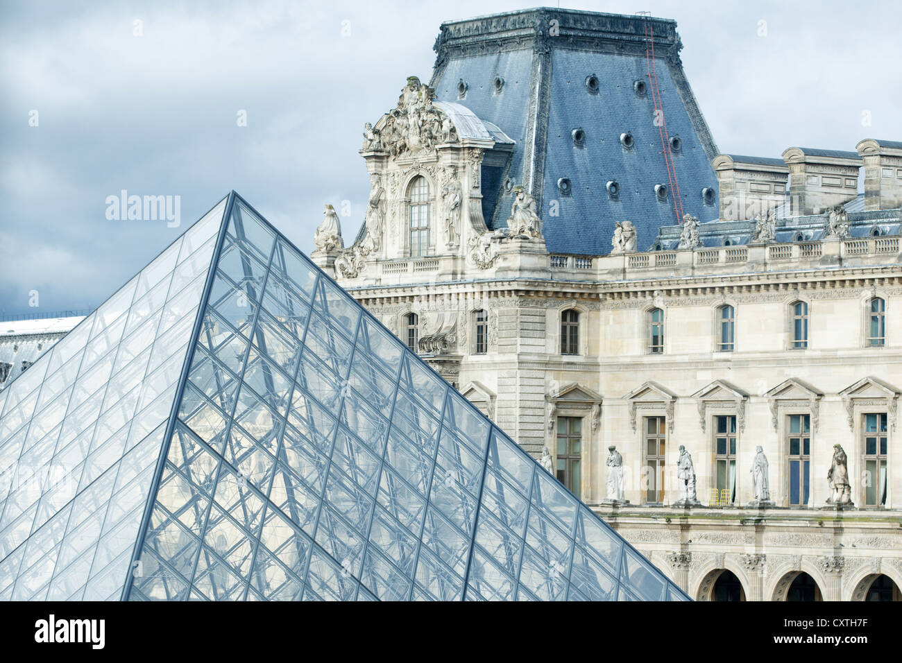 Pyramide und Louvre, Paris, Frankreich Stockfoto