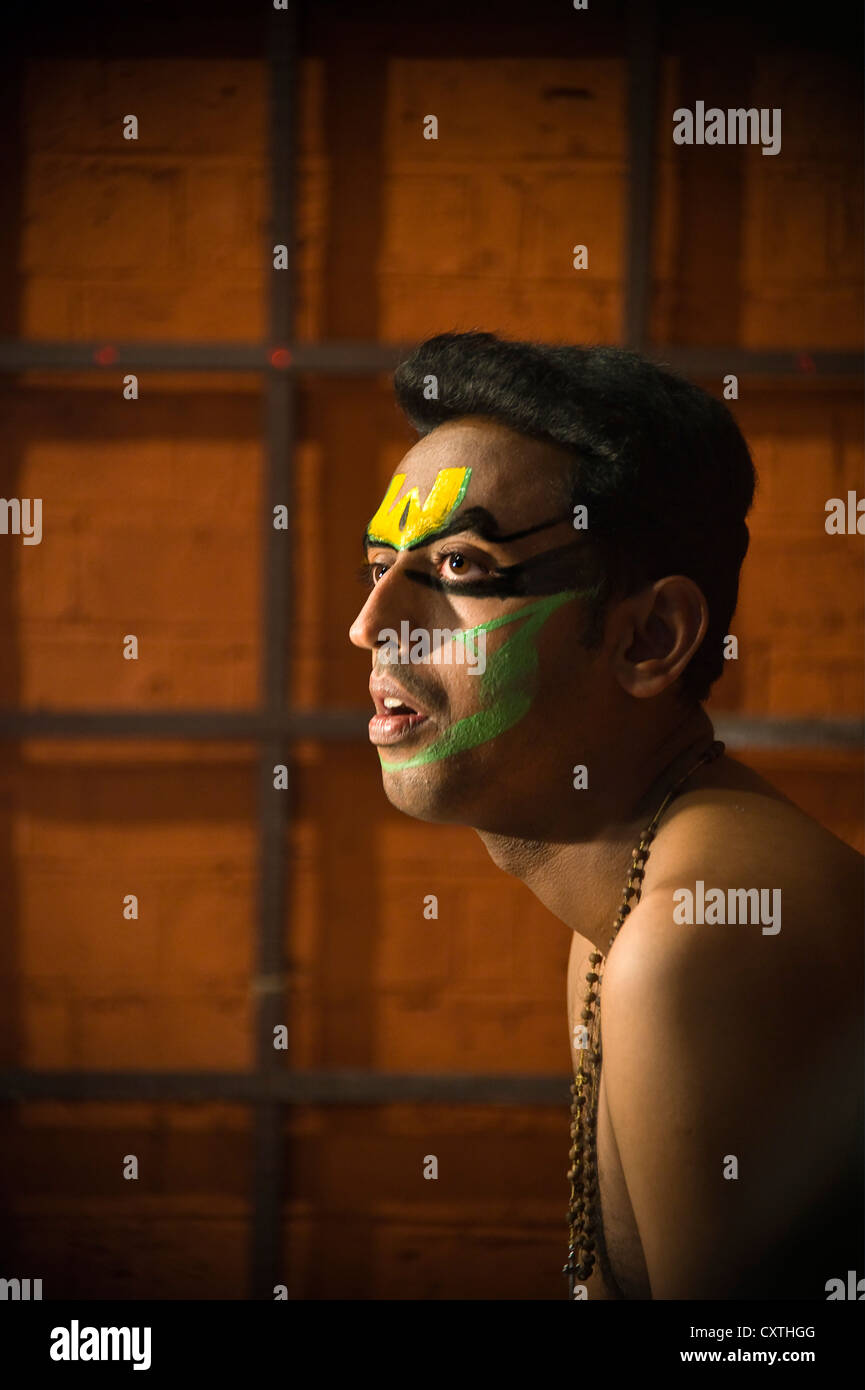 Vertikale Nahaufnahme Portrait eines Künstlers Kathakali vor der Aufführung. Stockfoto
