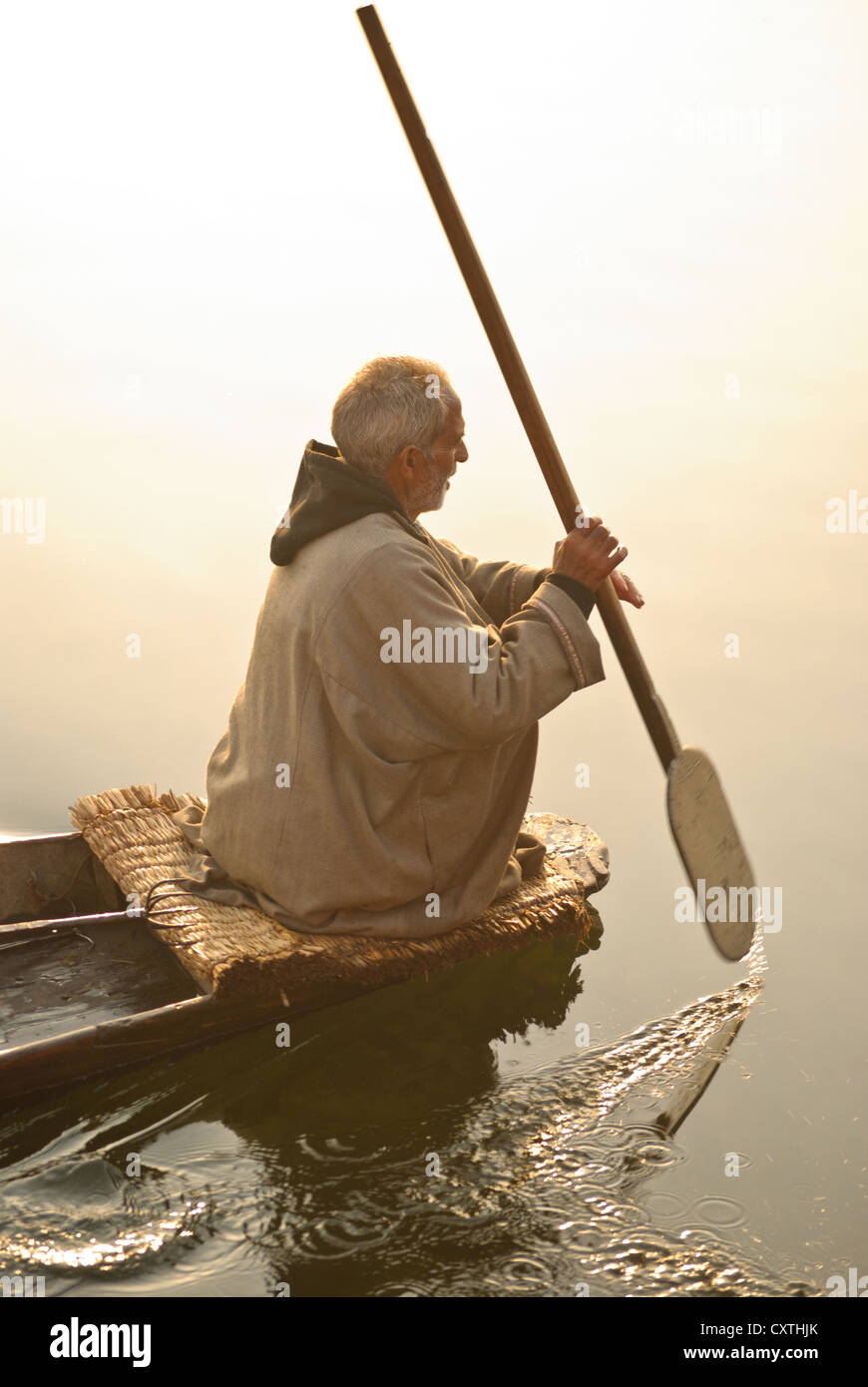 Lokale Dorfbewohner Paddeln sein Boot in Nagin Lake, Srinagar, am frühen Morgen Stockfoto