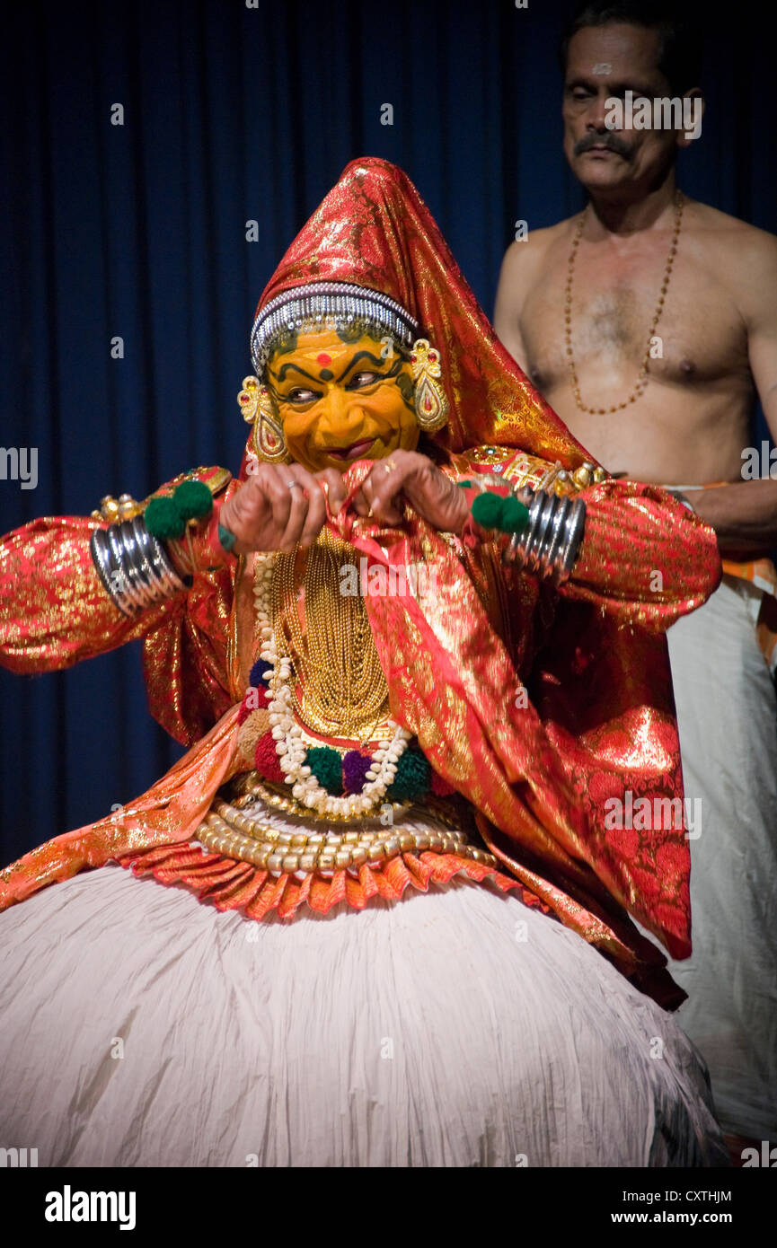 Vertikale Nahaufnahme Portrait des männlichen Kathakali Performance-Künstlerin spielt die Rolle des weiblichen Charakter Minukku. Stockfoto