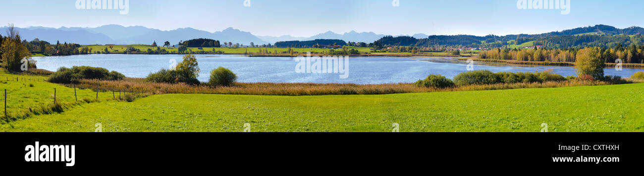 große Panorama-Blick auf einen See und Alpen in Bayern, Deutschland, nahe gelegenen Stadt Füssen Stockfoto