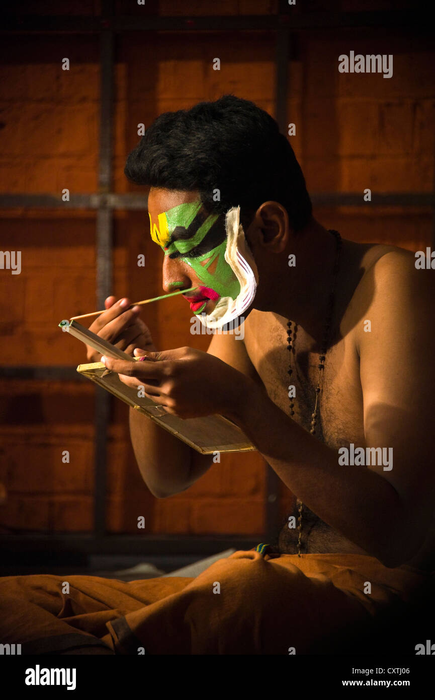 Vertikal nah Porträt des Kathakali-Performance-Künstlers anziehen machen, bevor die Leistung. Stockfoto