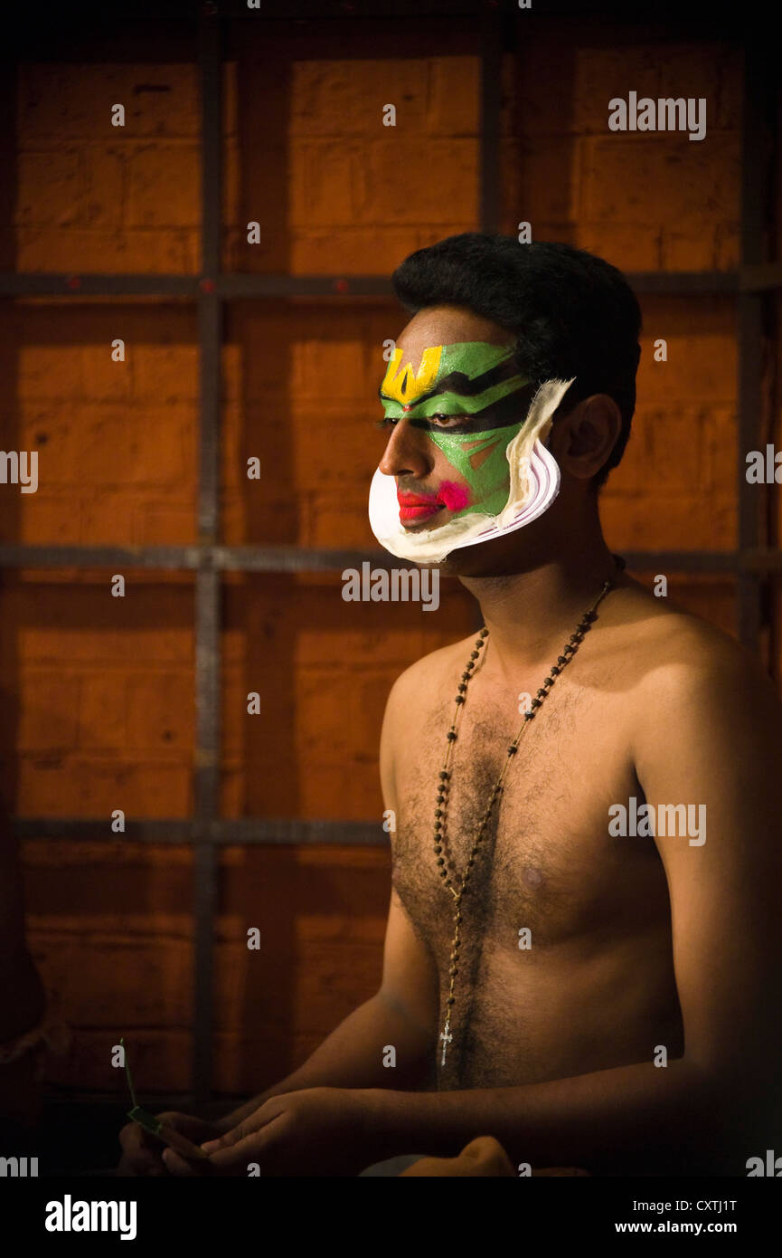 Vertikal nah Porträt des Kathakali-Performance-Künstlers anziehen machen, bevor die Leistung. Stockfoto