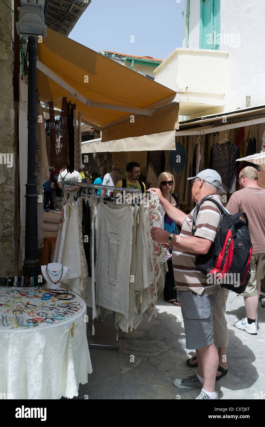 Dh Omodos TROODOS ZYPERN Touristen einkaufen Zypriotischen Straße Geschäfte Urlaub shop Stockfoto