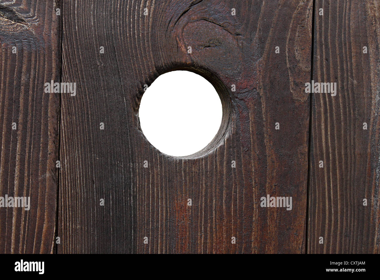 Guckloch in eine Holztür über weiß Stockfoto
